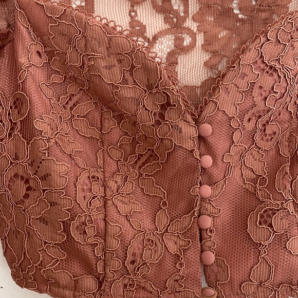 Lace 3/4 flutter sleeve sweetheart top - Picture 2 of 4